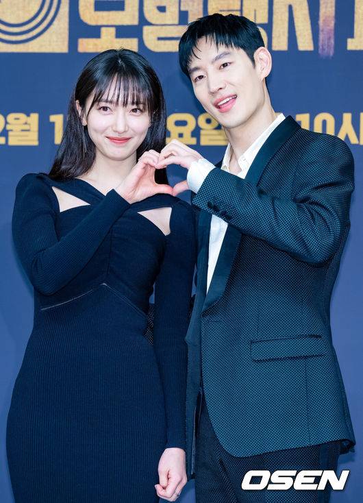 [OSEN=민경훈 기자] 17일 오후 서울 양천구 목동 SBS 방송센터 SBS홀에서 SBS 새 금토드라마 '모범택시2' 제작발표회가 열렸다.배우 이제훈, 표예진이 포토타임을 갖고 있다. &nbsp;2023.02.17 / rumi@osen.co.kr