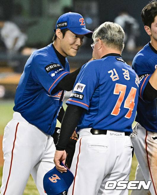 [OSEN=박준형 기자] 승리투수가 된 한화 이상규(왼쪽)가 김경문 감독과 하이파이브를 하고 있다.    2024.08.24 / soul1014@osen.co.kr
