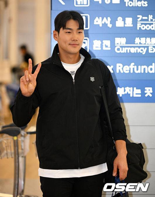 [OSEN=인천공항, 지형준 기자] KT 장진혁이 호주 캠프 출국 전 포즈를 취하고 있다. 2025.01.26 / jpnews@osen.co.kr