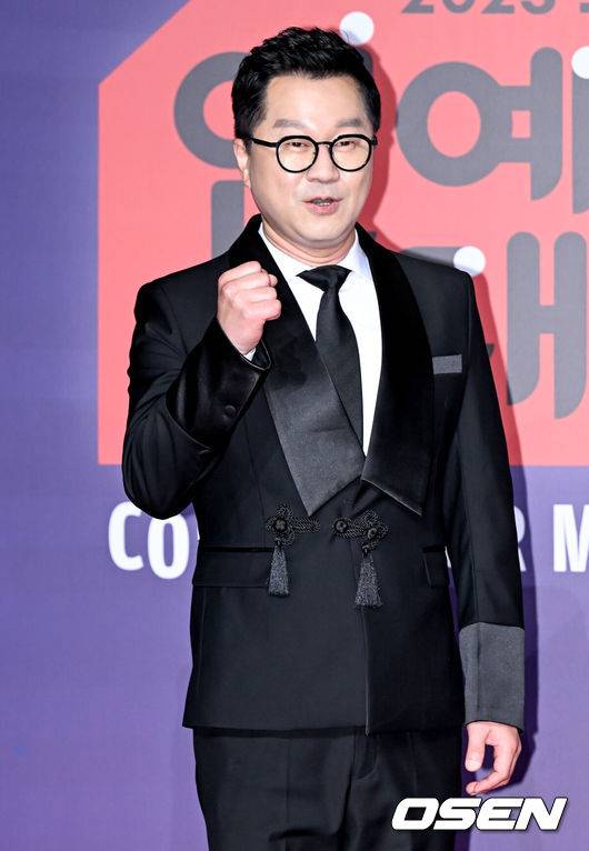 [OSEN=조은정 기자]2023 SBS&nbsp;연예대상 포토월 행사가 30일 서울 마포구 상암 SBS 프리즘타워에서 열렸다.방송인 지상렬이 레드카펫을 밟으며 포즈를 취하고 있다. 2023.12.30/cej@osen.co.kr