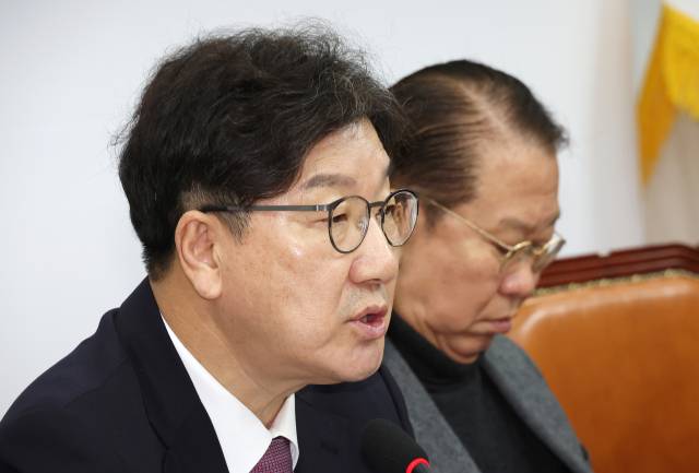 ▲국민의힘 권성동 원내대표(왼쪽)가 31일 국회에서 열린 비상대책위원 회의에서 발언하고 있다. ⓒ연합뉴스