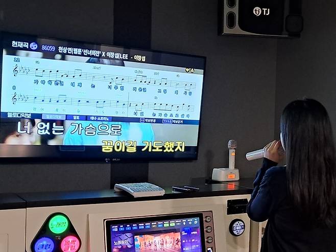 1991년 처음 시작해 남녀노소 많은 사랑을 받았던 노래방이 시대 흐름에 맞춰 소비자의 요청에 반주곡을 등록하거나 과거에 녹음한 반주곡을 다시 녹음하거나 음원칩 제조기업을 인수해 음향기기의 성능을 향상하거나 유튜브 활용 등 다양한 변화를 꾀하고 있다. 사진은 노래방을 찾은 손님이 노래를 부르고 있는 모습. TJ미디어 제공