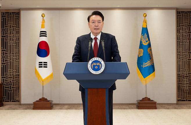 윤석열 대통령이 2024년 12월 12일 서울 용산 대통령실 청사에서 대국민 담화를 하고 있다. [대통령실]