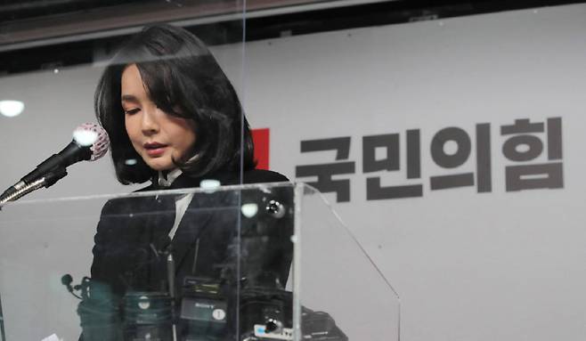 2021년 12월 26일 윤석열 당시 국민의힘 대선후보의 부인 김건희 코바나컨텐츠 대표가 서울 여의도 국민의힘 당사에서 자신의 허위 이력 의혹과 관련해 입장문을 발표하고 있다. [국회사진기자단]