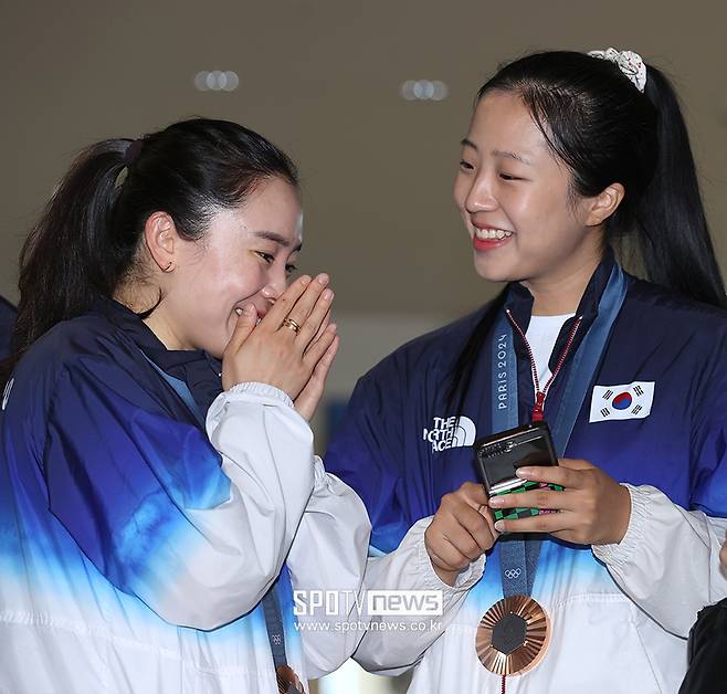 ▲ 한국 여자탁구의 전성기를 이끈 영혼의 듀오인 신유빈과 전지희가 국제대회 단식에서 적으로 만난다. 전지희가 최근 태극마크를 반납하면서 복식조가 해체되자마자 둘의 대결이 성사돼 눈길을 모은다.&nbsp; ⓒ곽혜미 기자