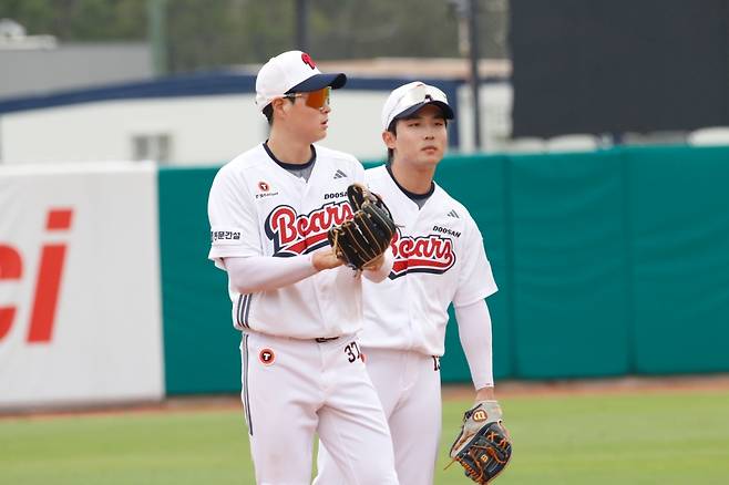 2025 두산 베어스의 호주 시드니 캠프에서 수비 훈련을 하고 있는 내야수 박지훈(왼쪽)과 이유찬. /사진=두산 베어스 제공