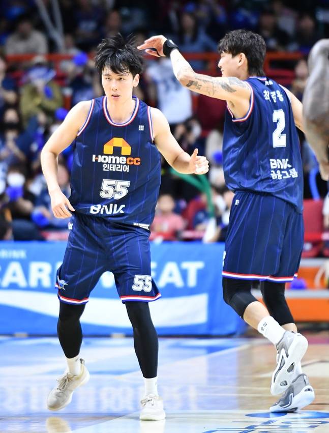 KCC 송교창(왼쪽)과 최준용. /사진=KBL 제공