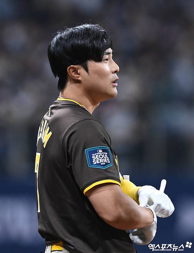 김하성이 지난해 서울 고척스카이돔에서 열린 MLB 월드투어 서울시리즈 LA 다저스와의 공식 개막전에서 타격 후 아쉬워하고 있다. 김하성은 시즌 종료 후 FA 시장에 나왔고 탬파베이 레이스로 이적했다. 엑스포츠뉴스 DB