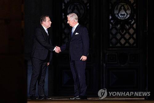 악수하는 필립 국왕(우)과 바르트 더 베버르 N-VA 대표 [EPA=연합뉴스. 재판매 및 DB 금지]