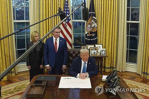 집무실에서 취재진의 질의에 답하는 트럼프 [워싱턴 AP=연합뉴스. 재판매 및 DB 금지]