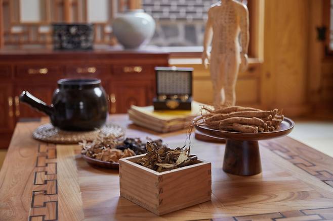 부정·불량 한약의 제조·유통을 뿌리뽑아야 한다. 규제받지 않은 한약은 간 독성을 일으킬 수 있다. 그러나 한방 병의원에서 제대로 처방한 한약이 간을 나쁘게 할 확률은 극히 낮은 것으로 나타났다. 서울대 보건대학원과 단국대 공동 연구 결과에서다. 다만 평소 간이 나쁜 사람은 한약 복용에 각별히 조심해야 한다.[사진=게티이미지뱅크]