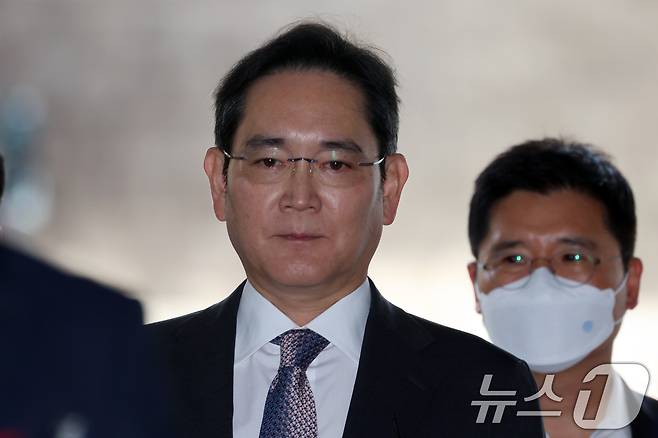 이재용 삼성전자 회장이 지난해 11월 25일 서울 서초구 서울중앙지방법원에서 열린 '경영권 불법 승계' 의혹 자본시장과금융투자업에관한법률위반등 2심 공판에 출석하고 있다. 2024.11.25/뉴스1 ⓒ News1 김명섭 기자