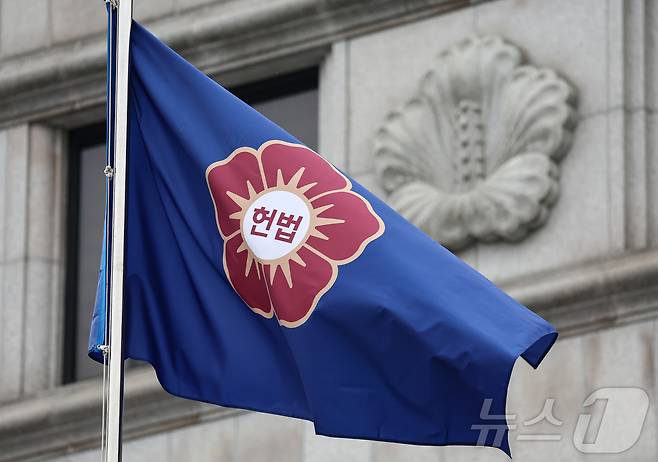 '내란 우두머리' 혐의를 받는 윤석열 대통령이 구속기소 되면서 현직 대통령이 탄핵 심판과 형사 재판을 동시에 받는 초유의 사태가 현실화했다. 사진은 31일 서울 종로구 헌법재판소의 모습. 2025.1.31/뉴스1 ⓒ News1 김도우 기자