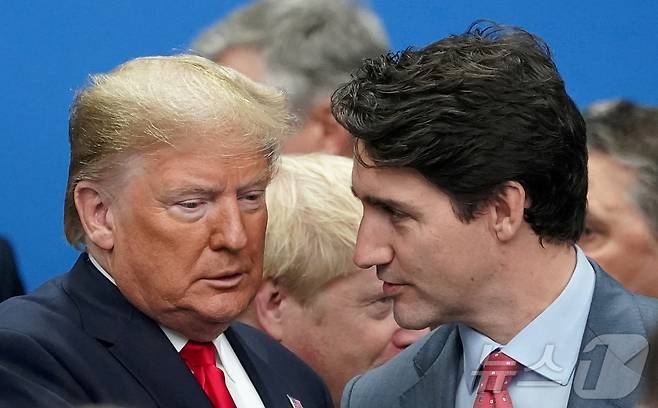 영국 왓포드에서 열린 북대서양조약기구(NATO) 정상회의에서 도널드 트럼프 당시 미 대통령(좌)과 저스틴 트뤼도 캐나다 총리(우)가 대화하고 있다. 2019.12.04/ ⓒ 로이터=뉴스1 ⓒ News1 권진영 기자