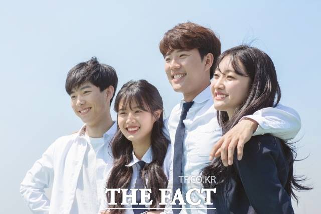 우리은행이 최근 발간한 국내 청소년 라이프 스타일 조사·분석 보고서 '틴즈 다이어리'에 따르면 청소년들의 연락처 교환 방식에서 '소셜미디어 계정'이 70.3%로 가장 높은 비율을 차지했다. /게티이미지뱅크