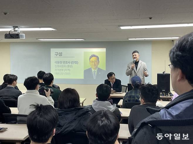 윤석열 대통령의 변호인인 석동현, 배의철 변호사가 1일 오후 서울 영등포구 한양빌딩에서 ‘대통령 국민 변호인단’ 준비 모임을 진행하며 국민변호인단의 취지 등을 설명하고 있다. 여근호 기자 yeoroot@donga.com