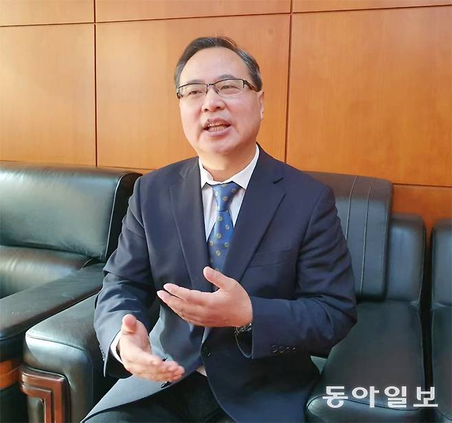 중국의 대표적인 미중 관계 전문가 왕융 베이징대 교수는 “도널드 트럼프 2기 미국 행정부의 관세 폭탄에 중국 또한 희토류 미국 수출 금지 등 다양한 방안으로 맞설 수 있다”며 “미중 관계가 극단적인 갈등으로 치닫지 않도록 양국 지도자들이 적극 협의해야 한다”고 주문했다. 베이징=김철중 특파원 tnf@donga.com