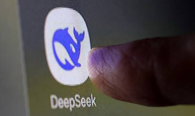 중국 딥시크(DeepSeek) 앱 아이콘을 사용자가 누르고 있다. 로이터/연합뉴스