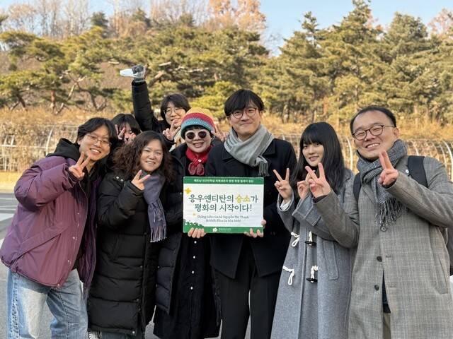 지난달 17일 퐁니 사건 생존자 응우옌티탄의 항소심 승소 소식이 전해지자 기뻐하는 원고 변호인단과 한베평화재단 실무자와 회원들. 한베평화재단 제공