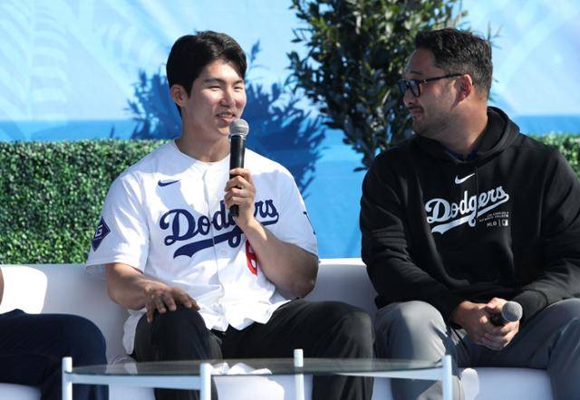 LA 다저스 김혜성이 2일 미국 캘리포니아주 로스앤젤레스 다저스타디움에서 열린 구단 팬미팅 행사 ‘다저 페스트’에 참석해 사회자의 질문에 답하고 있다. 로스앤젤레스=AFP 연합뉴스