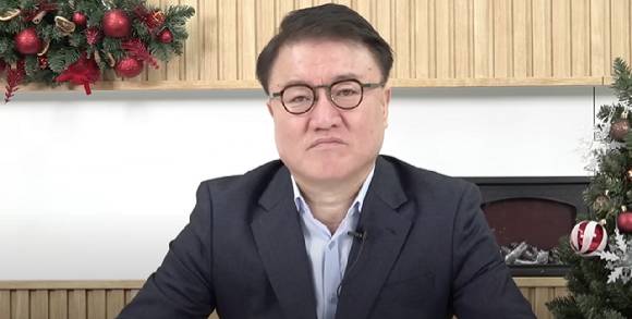 윤석열 대통령에 대한 형사 재판의 배당 이후 윤 대통령 지지자들의 재판장인 지귀연 부장판사(51·사법연수원 31기)에 대한 음모론을 제기했다. 사진은 지 부장판사 이름에 주목한 서 변호사의 모습. [사진=유튜브 채널 '서정욱TV']