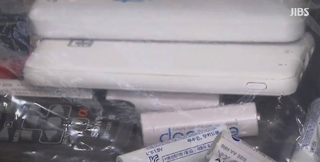 항공기 이용객이 비닐팩에 모아둔 각종 배터리들. 안전을 위해 직접 휴대하려는 모습을 보이고 있다.