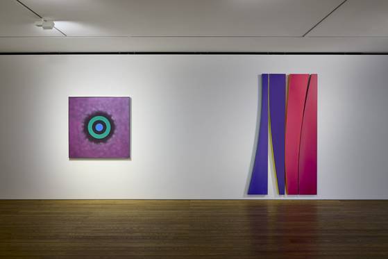 케네스 놀랜드의 'Misteries, Nimbus'(왼쪽)와 'Flares, Bend'가 걸린 서울 한남동 페이스갤러리. 사진 페이스갤러리