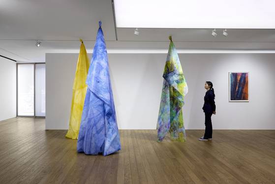 샘 길리엄의 2018년장 드레이프 회화가 걸린 서울 한남동 페이스갤러리 전시장. 사진 페이스갤러리