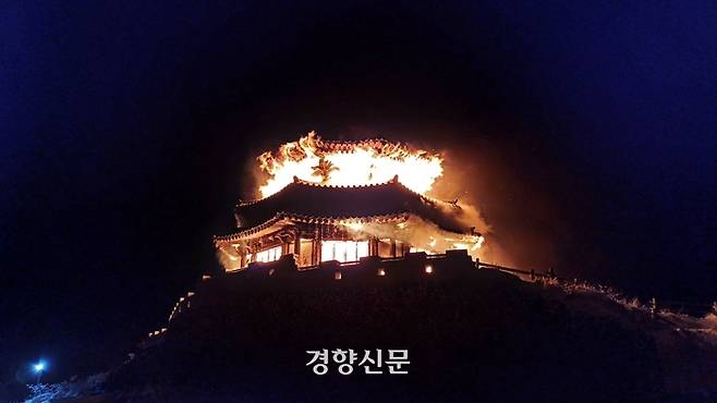 2일 0시23분쯤 무주군 설천면 덕유산에 있는 상제루 쉼터에서 불이 나 1시간50여분만에 꺼졌다. 전북도소방본부 제공