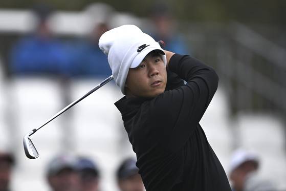 Tom Kim watches his tee shot on the 17th hole at Pebble Beach Golf Links during the third round of the AT&T Pebble Beach Pro-Am in Pebble Beach, California on Feb. 1. [AP/YONHAP]