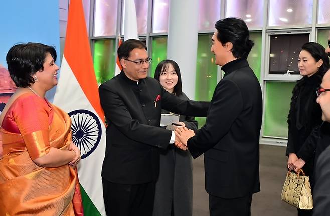 23일 열린 인도 공화국의 날 행사장에서 아밋 쿠마르 주한 인도대사와 배우 신현준씨가 악수하고 있다. [사진=주한인도대사관 제공]
