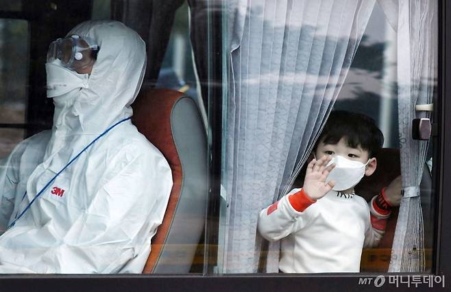 신종 코로나바이러스 감염증이 발생한 중국 후베이성 우한 교민이 2020년 2월12일 서울 강서구 김포국제공항에 도착해 버스를 타고 임시생활시설로 이동하고 있다.