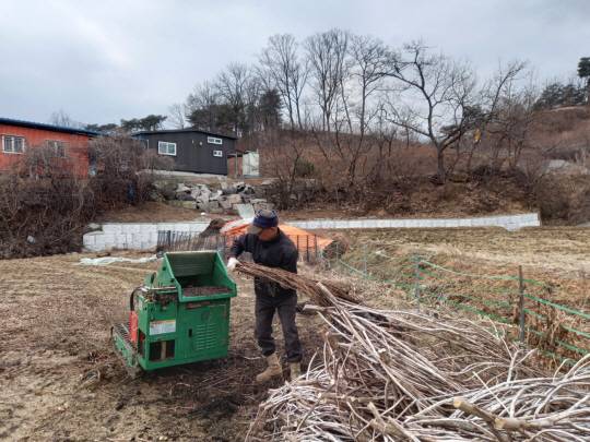 - 포천시가 불법소각으로 인한 산불과 미세먼지 발생 등을 예방하기 위해 무료로 파쇄 작업을 대행하는 ‘영농부산물 파쇄지원단’을 운영한다. 포천시 제공
