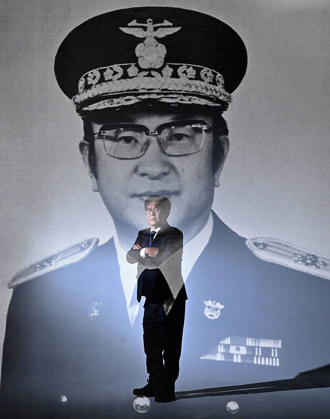안호재 안병하인권학교 대표가 지난달 24일 오후 서울 용산구 헤럴드스퀘어에서 헤럴드경제와 인터뷰에 앞서 포즈를 취하고 있다. 사진은 부친 안병하 치인감과 안 대표의 다중노출 합성 촬영. 임세준 기자