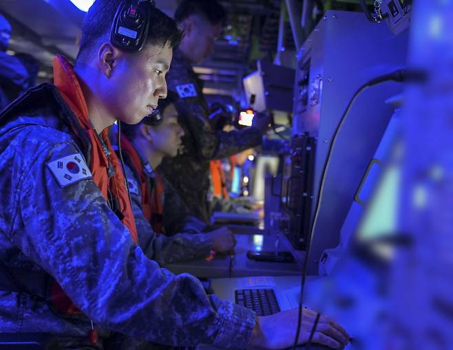 지난 1일 정조대왕함 승조원들이 전투지휘실(CCC)에서 탄도미사일 방어작전 및 대잠수함작전 절차 훈련을 하고 있다. 해군은 이날 기동함대사령부 창설을 계기로 전력화 중인 정조대왕함을 최초로 공개했다. 정조대왕함은 올해 말 전력화를 마친 후 기동함대의 기함으로 임무를 수행할 예정이다.[해군 제공]