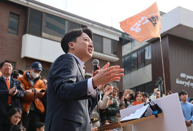 개혁신당 이준석 의원이 2일 서울 마포구 홍대 레드로드 버스킹거리에서 정치 현안 관련 기자회견을 하고 있다. 연합뉴스