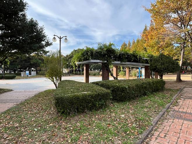 금당 버드내공원 내 수목정리 작업 및 보안등 설치 현장. 순천경찰서 제공