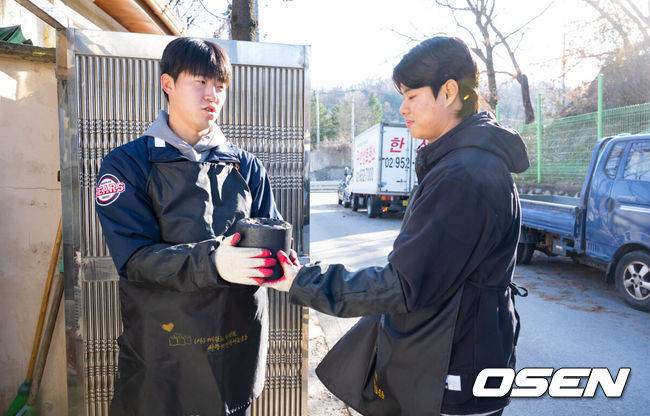 [OSEN=박준형 기자] 두산 베어스가 4일 도봉구 무수골 일대에서 사랑의 연탄 나눔 봉사활동을 진행했다.연탄 나눔 행사는 연말을 맞아 저소득 소외계층에 사랑을 전하는 사회공헌활동의 일환이다.두산 김유성과 최종인이 연탄을 나르고 있다.   2024.12.04 / soul1014@osen.co.kr