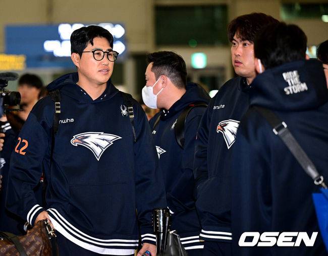 [OSEN=최규한 기자] 한화 채은성과 류현진이 호주 캠프 출국을 준비하며 대화를 나누고 있다. 2025.01.22 / dreamer@osen.co.kr