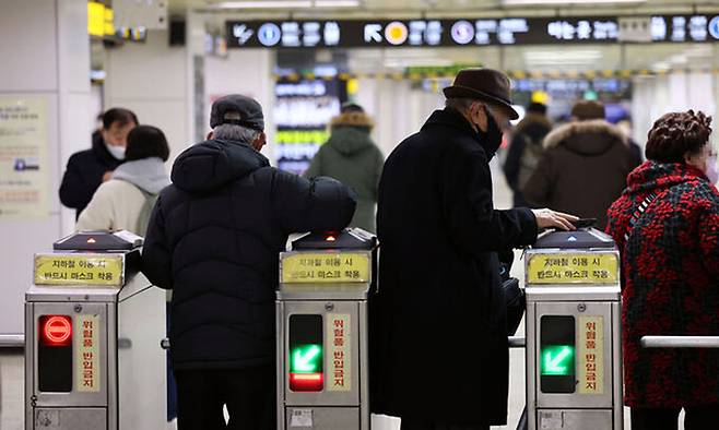 서울 지하철 종로3가역에서 어르신들이 개찰구를 통과하고 있다. 연합뉴스