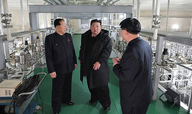 북한 노동당 기관지 노동신문은 지난 1월 29일 "김정은 동지께서 핵물질 생산 기지와 핵무기연구소를 현지지도했다"면서 홍승무 당 군수공업부 제1부부장이 동행했다고 보도했다. 평양 조선중앙통신·뉴스1