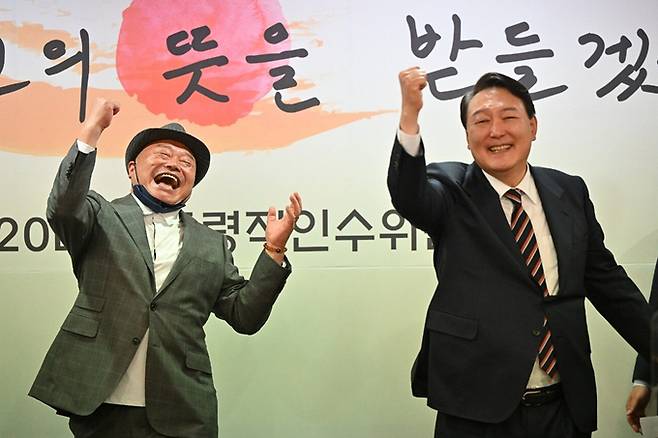 2022년 4월9일 가수 김흥국(왼쪽)씨가 당시 윤석열 대통령 당선인과 함께 ‘어퍼컷 세리머니’를 하는 사진을 공개했다. 해당 모습은 대선 기간 자신을 도운 ‘연예인 유세단’과 전날 차담회를 갖는 자리에서 이뤄졌다. 뉴스1