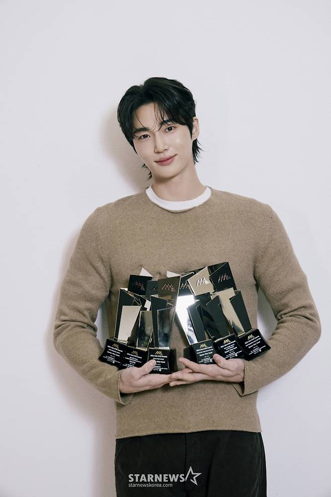 배우 변우석이 서울 종로구 스타뉴스 사옥에서 진행된 '제 9회 아시아 아티스트 어워즈'(The 9th Asia Artist Awards, 이하 'AAA 2024')' 수상 인터뷰를 위해 포즈를 취하고 있다.  변우석은 지난해 12월 27일(현지시각) 태국 방콕에서 열린 'AAA 2024'에서 '대상' 격인 '올해의 남우주연상'과 더불어 'AAA 인기상', 'AAA 아시아 셀러브리티상', '베스트 아티스트상', '베스트 커플상', '베스트 OST상' 등을 차지했다. / 사진제공=바로엔터테인먼트 /사진=김창현 chmt@