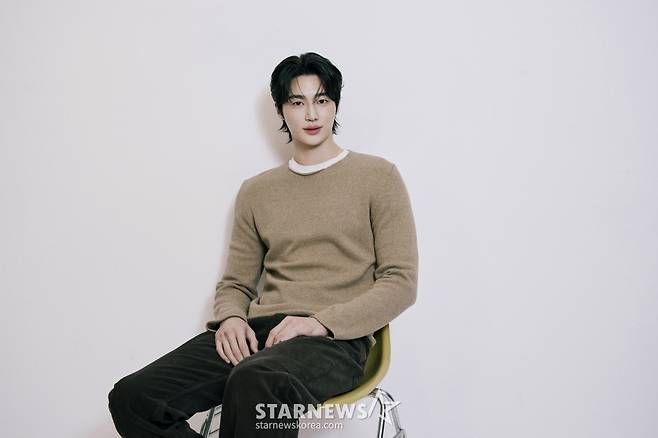 배우 변우석이 서울 종로구 스타뉴스 사옥에서 진행된 '제 9회 아시아 아티스트 어워즈'(The 9th Asia Artist Awards, 이하 'AAA 2024')' 수상 인터뷰를 위해 포즈를 취하고 있다.  변우석은 지난해 12월 27일(현지시각) 태국 방콕에서 열린 'AAA 2024'에서 '대상' 격인 '올해의 남우주연상'과 더불어 'AAA 인기상', 'AAA 아시아 셀러브리티상', '베스트 아티스트상', '베스트 커플상', '베스트 OST상' 등을 차지했다. / 사진제공=바로엔터테인먼트 /사진=김창현 chmt@