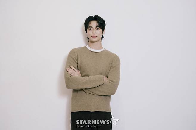 배우 변우석이 서울 종로구 스타뉴스 사옥에서 진행된 '제 9회 아시아 아티스트 어워즈'(The 9th Asia Artist Awards, 이하 'AAA 2024')' 수상 인터뷰를 위해 포즈를 취하고 있다.  변우석은 지난해 12월 27일(현지시각) 태국 방콕에서 열린 'AAA 2024'에서 '대상' 격인 '올해의 남우주연상'과 더불어 'AAA 인기상', 'AAA 아시아 셀러브리티상', '베스트 아티스트상', '베스트 커플상', '베스트 OST상' 등을 차지했다. / 사진제공=바로엔터테인먼트 /사진=김창현 chmt@