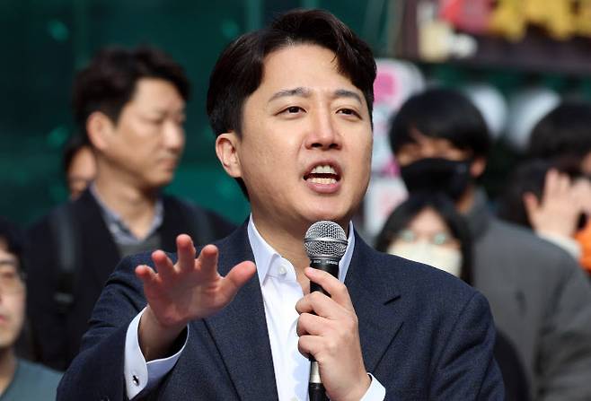 이준석 개혁신당 국회의원이 2일 서울 마포구 홍대거리에서 현안 기자회견을 하고 있다.(사진=뉴스1)