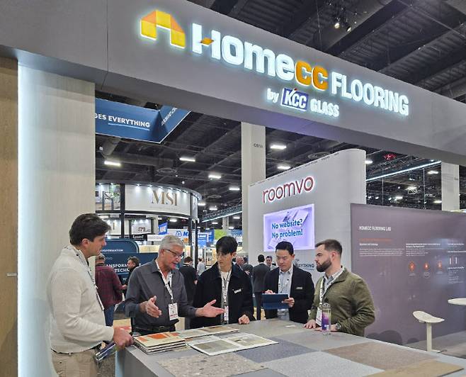 KCC글라스 관계자들이 ‘TISE 2025’에 마련된 홈씨씨 인테리어 부스에서 방문객들과 상담하고 있다.(사진=KCC글라스)