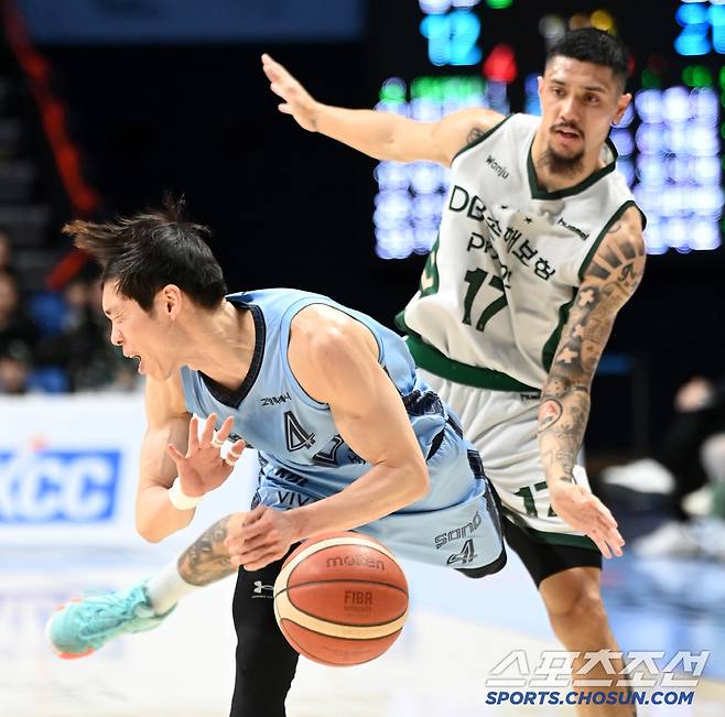 괴로워하는 이재도의 다리에 급소를 맞는 알바노