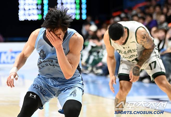 두 선수 모두 충격을 받은 상황