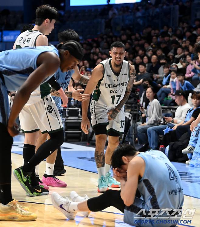 고통스러운 상황에도 몸을 일으켜 이재도를 살피는 알바노